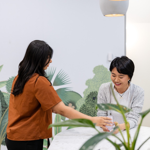 Peer worker providing some water to a consumer in a calm and casual environment